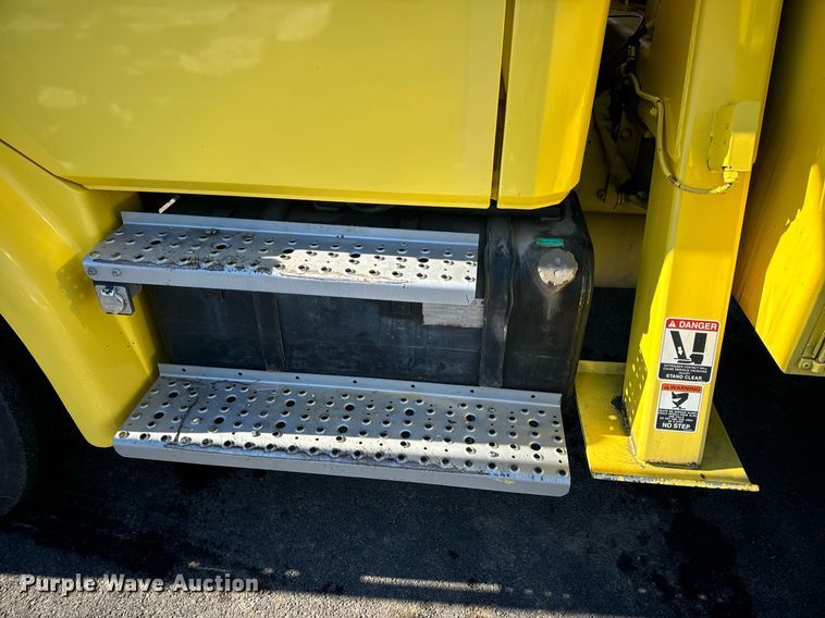 image for item EN5031 2001 Freightliner FL70 bucket truck