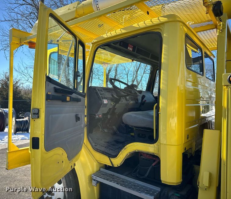 image for item EN5031 2001 Freightliner FL70 bucket truck