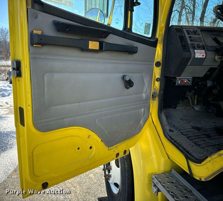 image for item EN5031 2001 Freightliner FL70 bucket truck