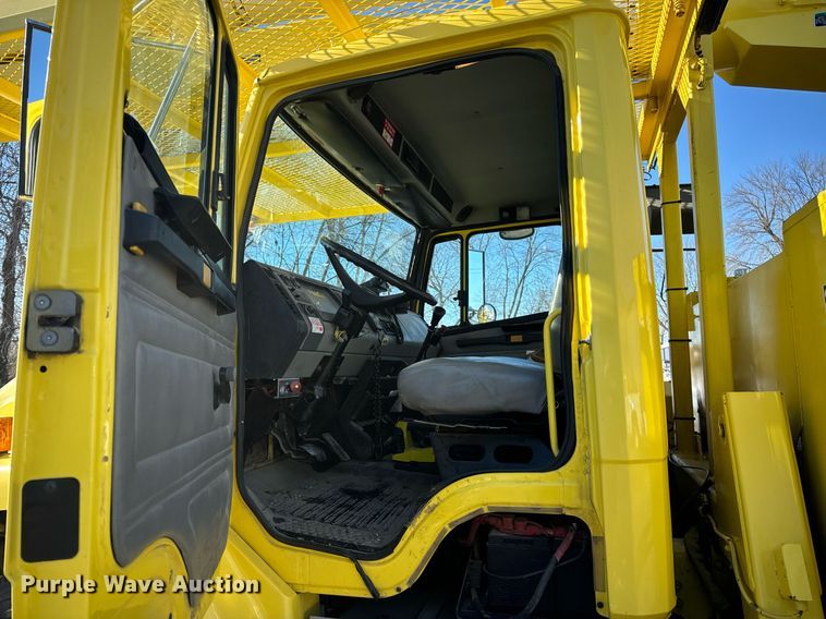 image for item EN5031 2001 Freightliner FL70 bucket truck