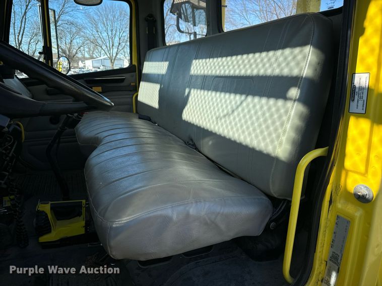 image for item EN5031 2001 Freightliner FL70 bucket truck