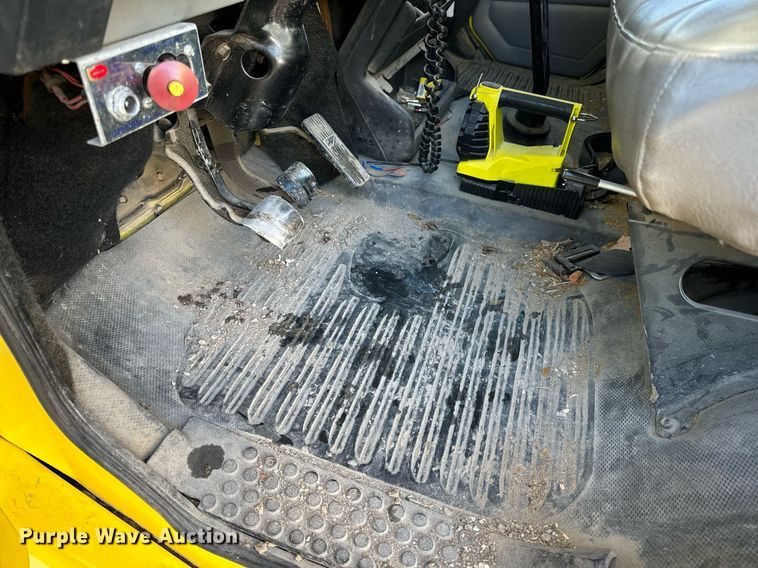 image for item EN5031 2001 Freightliner FL70 bucket truck