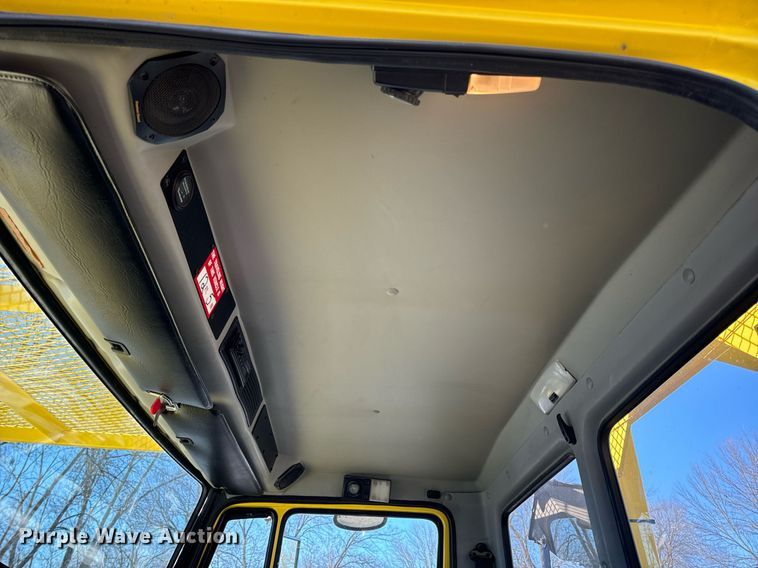 image for item EN5031 2001 Freightliner FL70 bucket truck