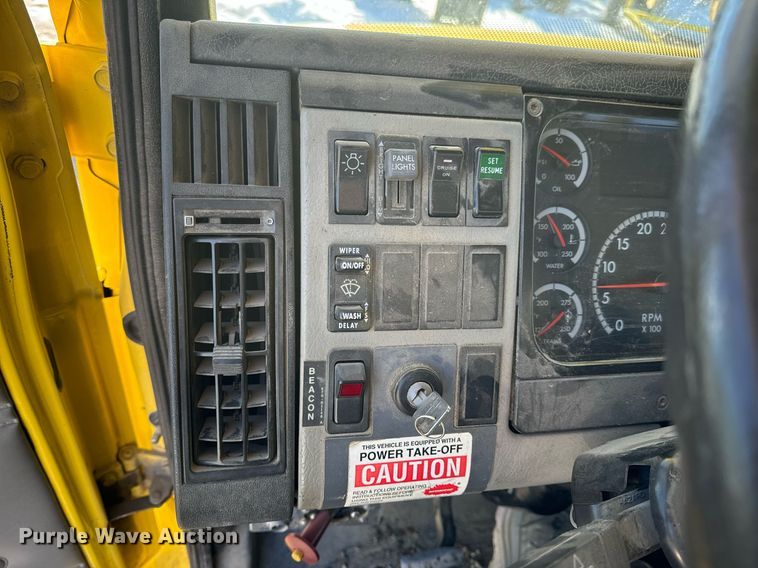 image for item EN5031 2001 Freightliner FL70 bucket truck