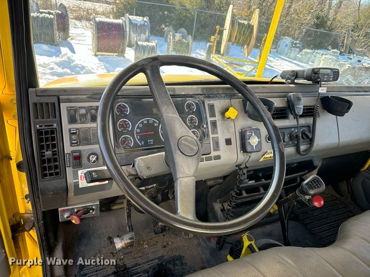 image for item EN5031 2001 Freightliner FL70 bucket truck