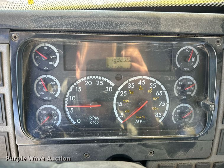 image for item EN5031 2001 Freightliner FL70 bucket truck