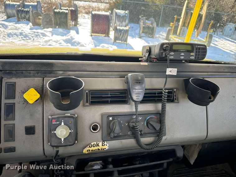 image for item EN5031 2001 Freightliner FL70 bucket truck