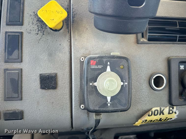 image for item EN5031 2001 Freightliner FL70 bucket truck