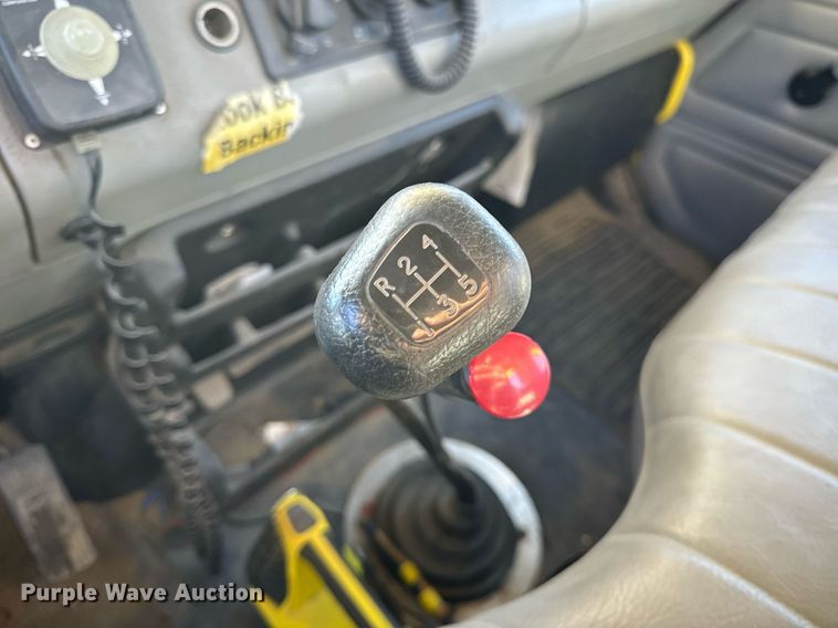 image for item EN5031 2001 Freightliner FL70 bucket truck