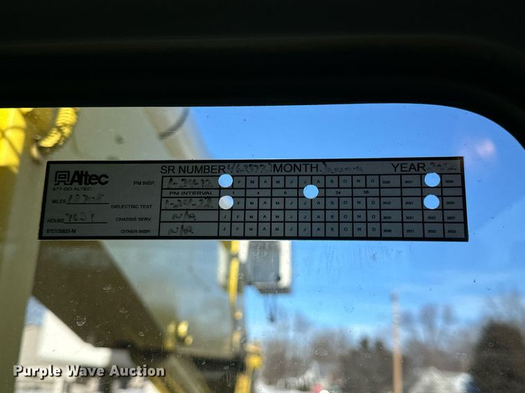 image for item EN5031 2001 Freightliner FL70 bucket truck