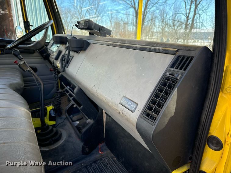 image for item EN5031 2001 Freightliner FL70 bucket truck