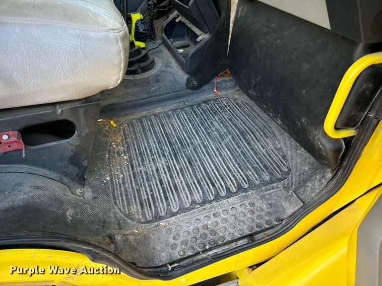 image for item EN5031 2001 Freightliner FL70 bucket truck