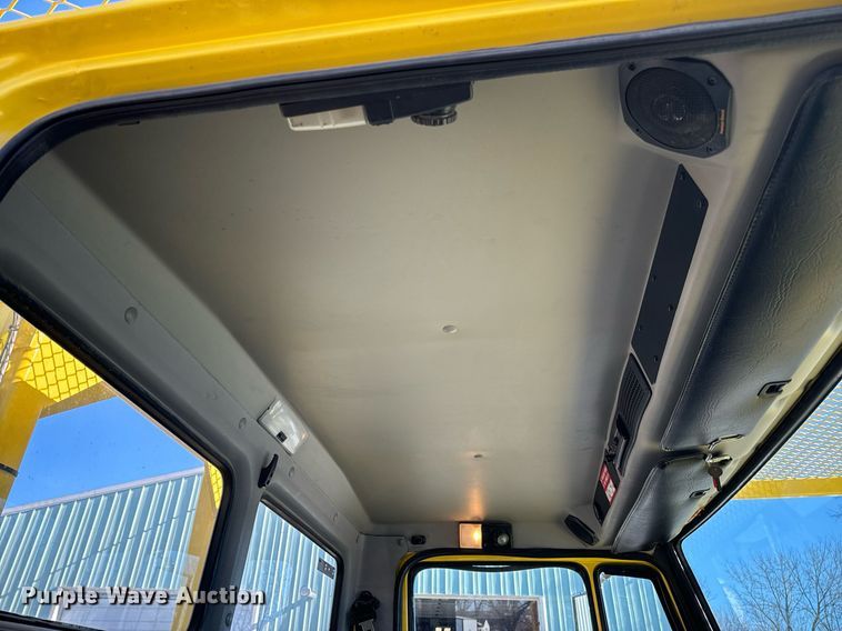 image for item EN5031 2001 Freightliner FL70 bucket truck