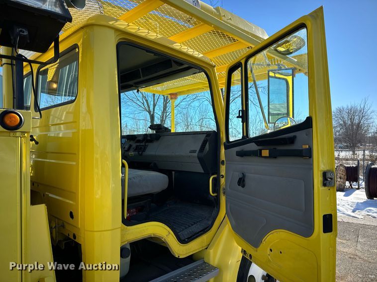 image for item EN5031 2001 Freightliner FL70 bucket truck