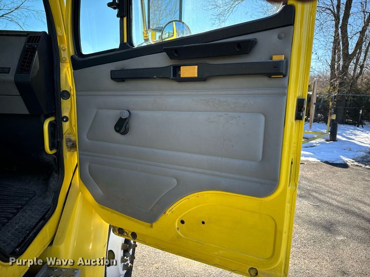 image for item EN5031 2001 Freightliner FL70 bucket truck