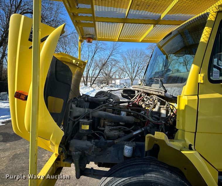 image for item EN5031 2001 Freightliner FL70 bucket truck