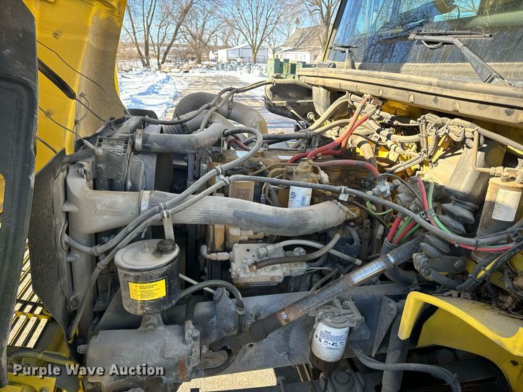 image for item EN5031 2001 Freightliner FL70 bucket truck