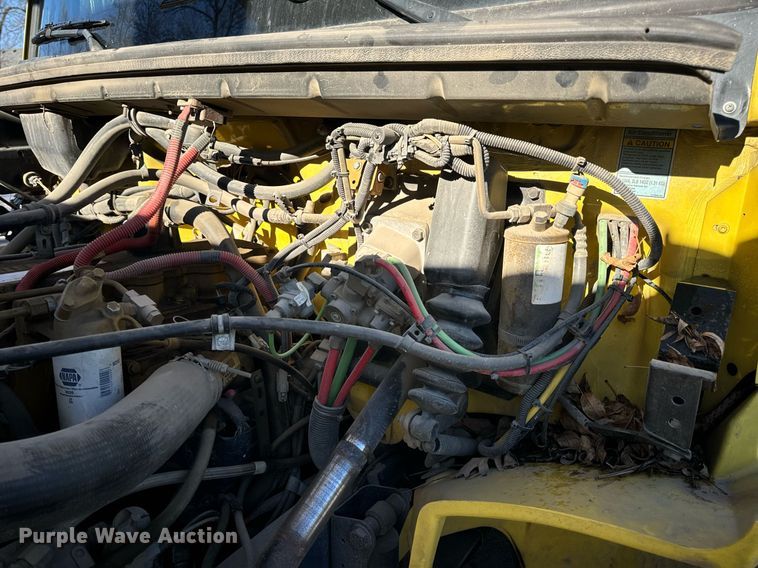 image for item EN5031 2001 Freightliner FL70 bucket truck