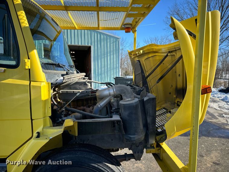 image for item EN5031 2001 Freightliner FL70 bucket truck