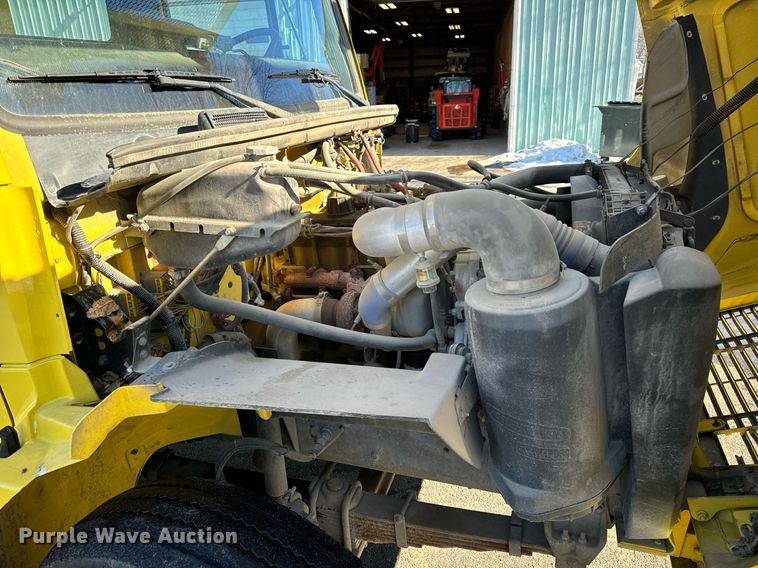 image for item EN5031 2001 Freightliner FL70 bucket truck