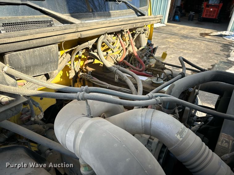 image for item EN5031 2001 Freightliner FL70 bucket truck