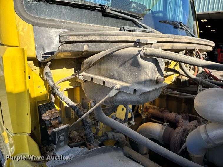 image for item EN5031 2001 Freightliner FL70 bucket truck