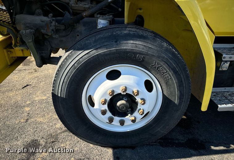 image for item EN5031 2001 Freightliner FL70 bucket truck