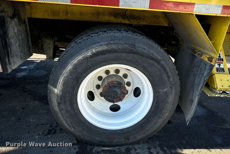 image for item EN5031 2001 Freightliner FL70 bucket truck