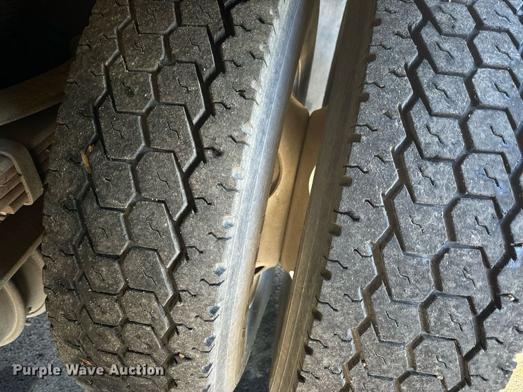 image for item EN5031 2001 Freightliner FL70 bucket truck