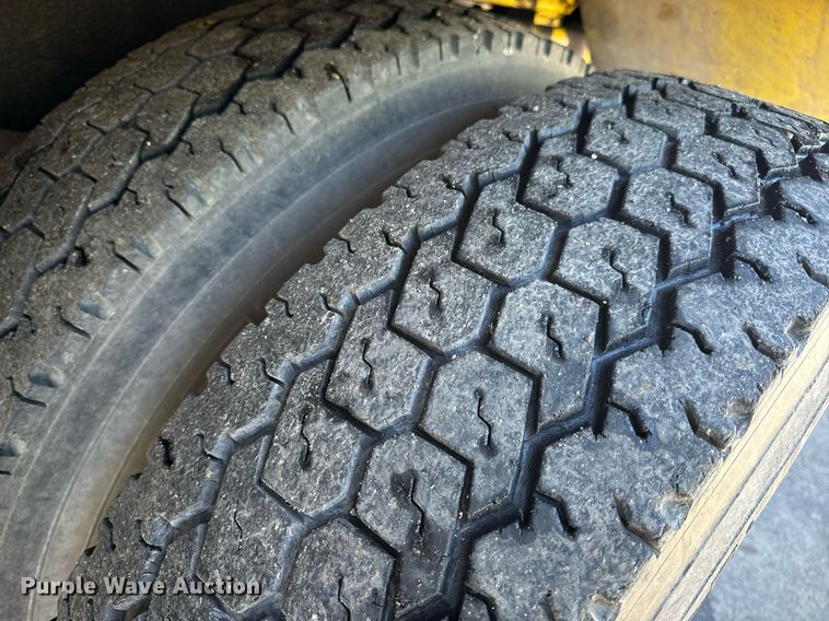 image for item EN5031 2001 Freightliner FL70 bucket truck