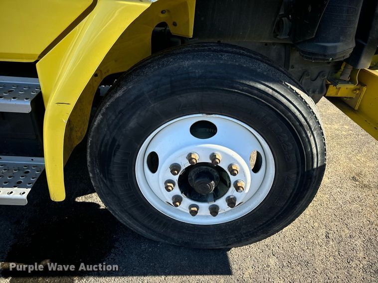 image for item EN5031 2001 Freightliner FL70 bucket truck