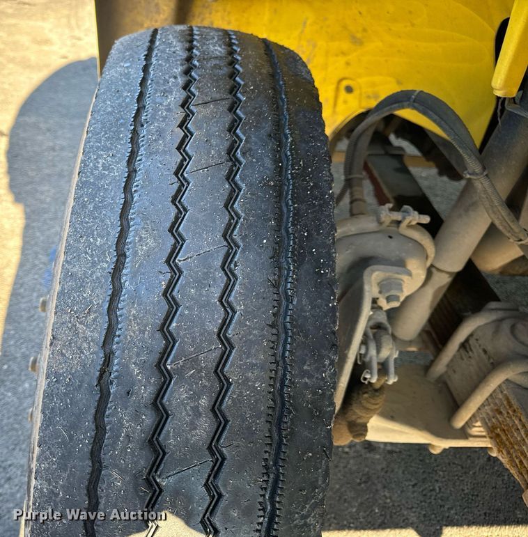 image for item EN5031 2001 Freightliner FL70 bucket truck