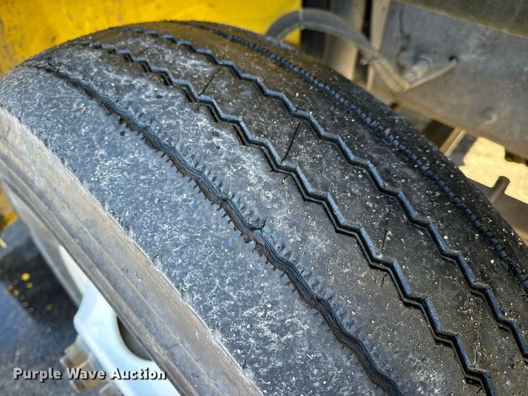 image for item EN5031 2001 Freightliner FL70 bucket truck