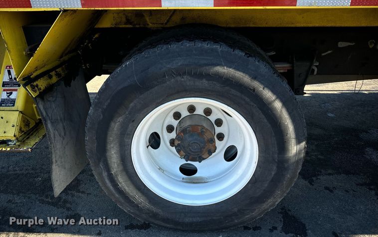 image for item EN5031 2001 Freightliner FL70 bucket truck