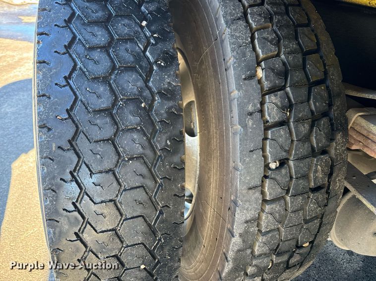 image for item EN5031 2001 Freightliner FL70 bucket truck