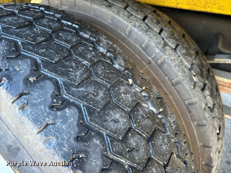 image for item EN5031 2001 Freightliner FL70 bucket truck