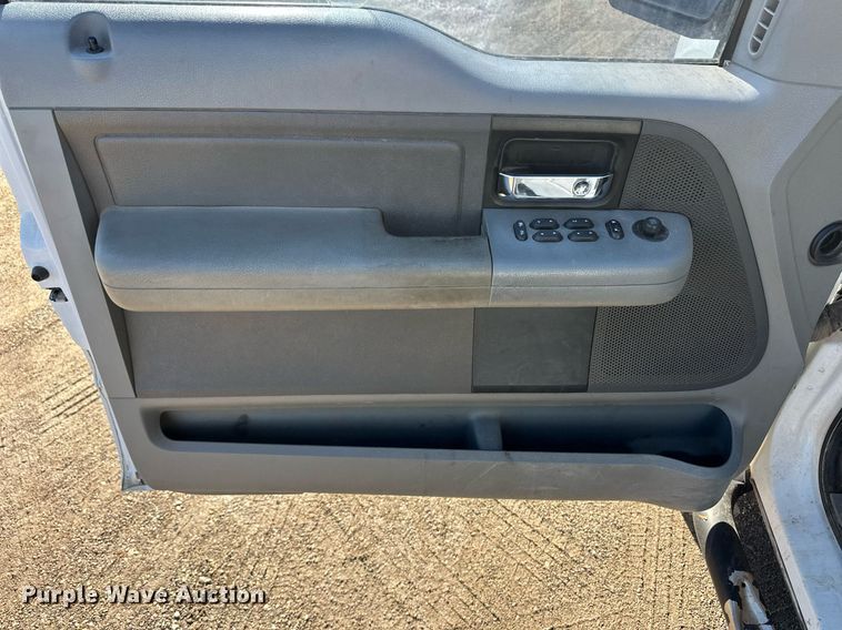 image for item ER8636 2005 Ford F150 SuperCab pickup truck