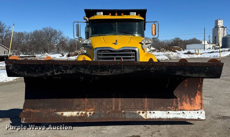 image for item LH9442 2003 Mack CV713 dump truck