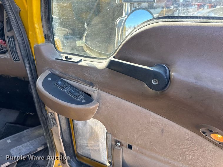 image for item LH9442 2003 Mack CV713 dump truck