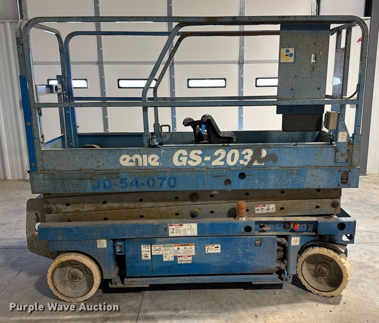 image for item LH9444 2004 Genie  GS-2032 scissor lift
