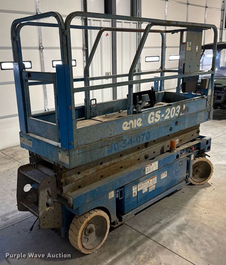 image for item LH9444 2004 Genie  GS-2032 scissor lift