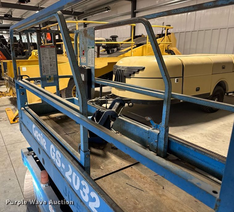 image for item LH9444 2004 Genie  GS-2032 scissor lift