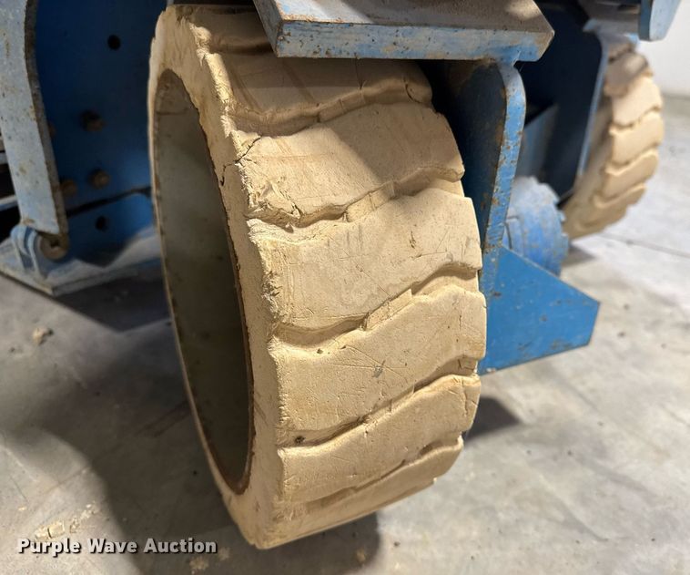 image for item LH9444 2004 Genie  GS-2032 scissor lift