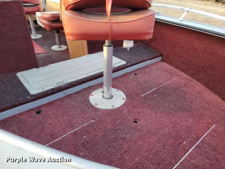 image for item NB9766 1988 Lund boat