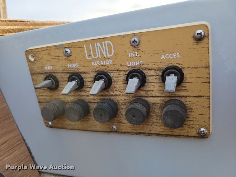 image for item NB9766 1988 Lund boat