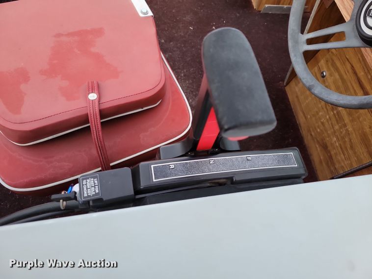 image for item NB9766 1988 Lund boat