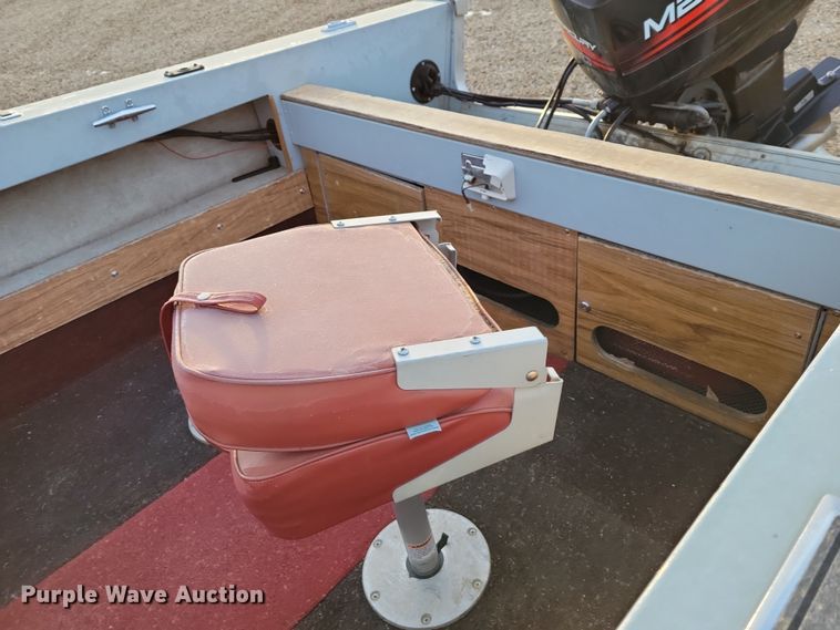 image for item NB9766 1988 Lund boat