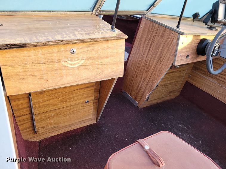 image for item NB9766 1988 Lund boat