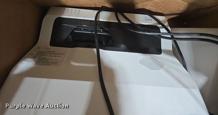 image for item NI9427 Approximately 14 Epson EB720 projectors