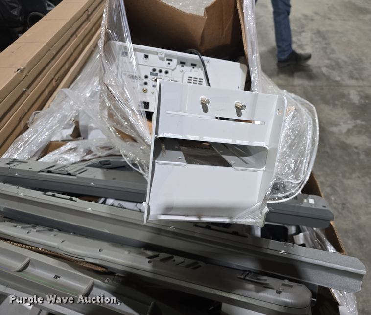 image for item NI9427 Approximately 14 Epson EB720 projectors